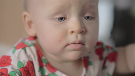 Ruhiges,-Blauäugiges-Mädchen,-Das-Im-Kinderbett-Steht