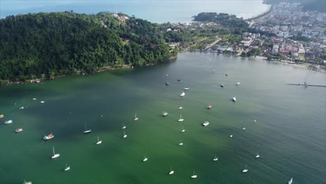 toma aérea central de la marina principal de ubatuba