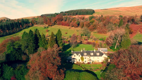 Ein-Schottisches-Landhaus-In-Herbstfarben