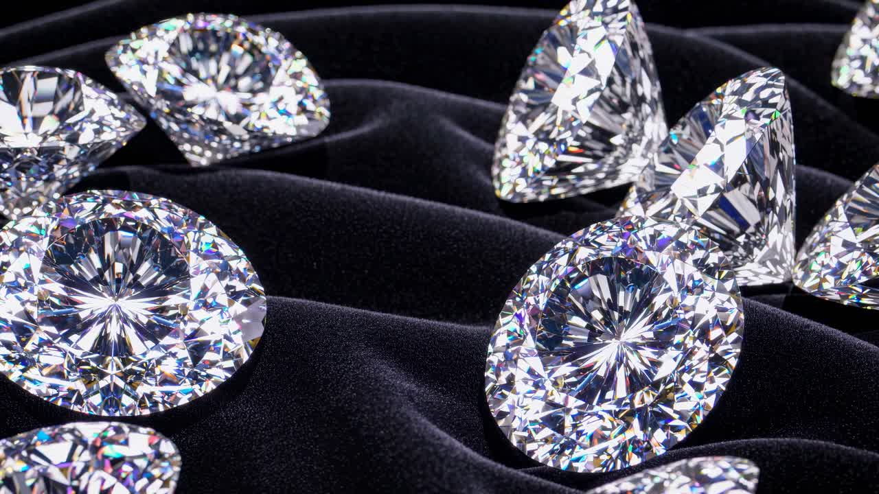 Vídeo em close-up de diamantes cintilantes sobre veludo escuro, exibindo brilho e luxo.