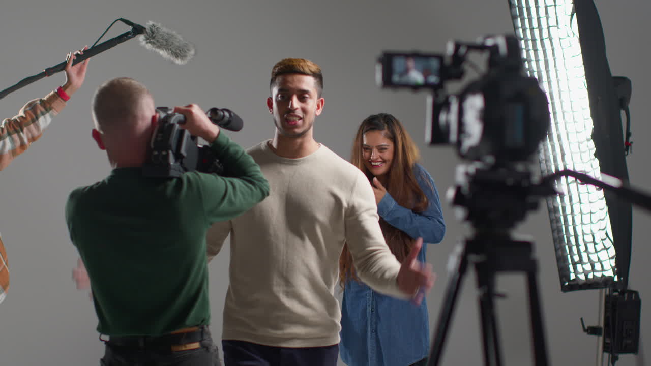 actor masculino infeliz que termina la escena de rodaje de una película o video en un estudio de cine y se aleja del set