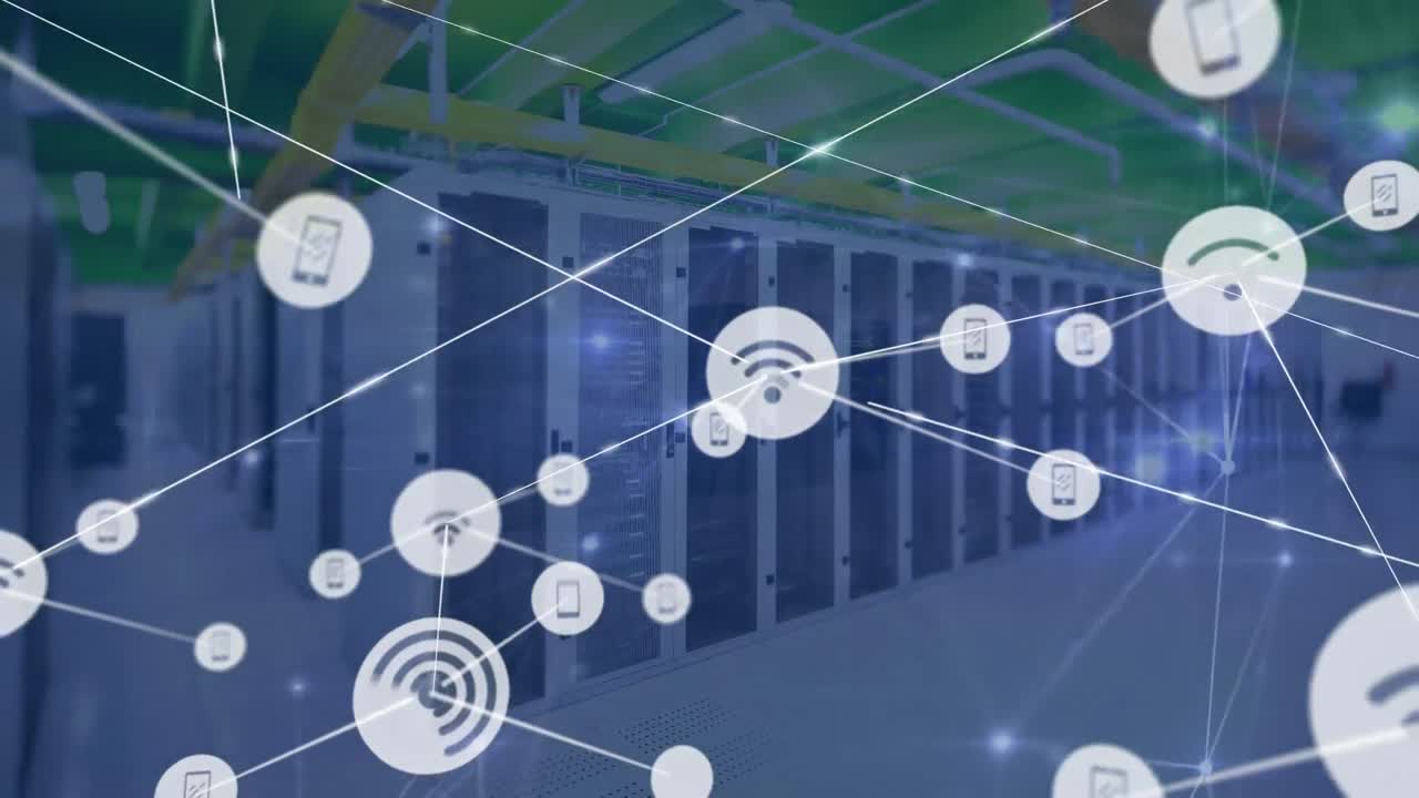 animación de la red de iconos de comunicación y procesamiento de datos a través de la sala de servidores informáticos