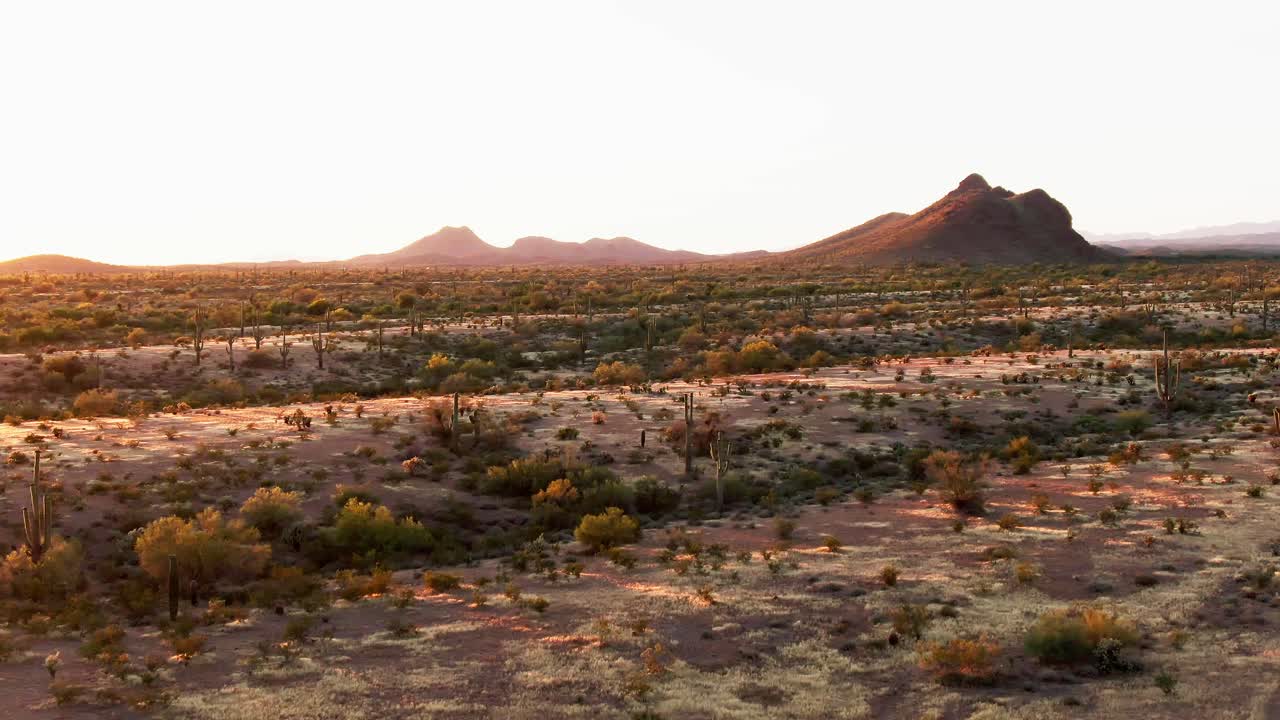 desierto montañoso remoto en arizona, hermoso panorama de puesta de sol dorada, desde el aire