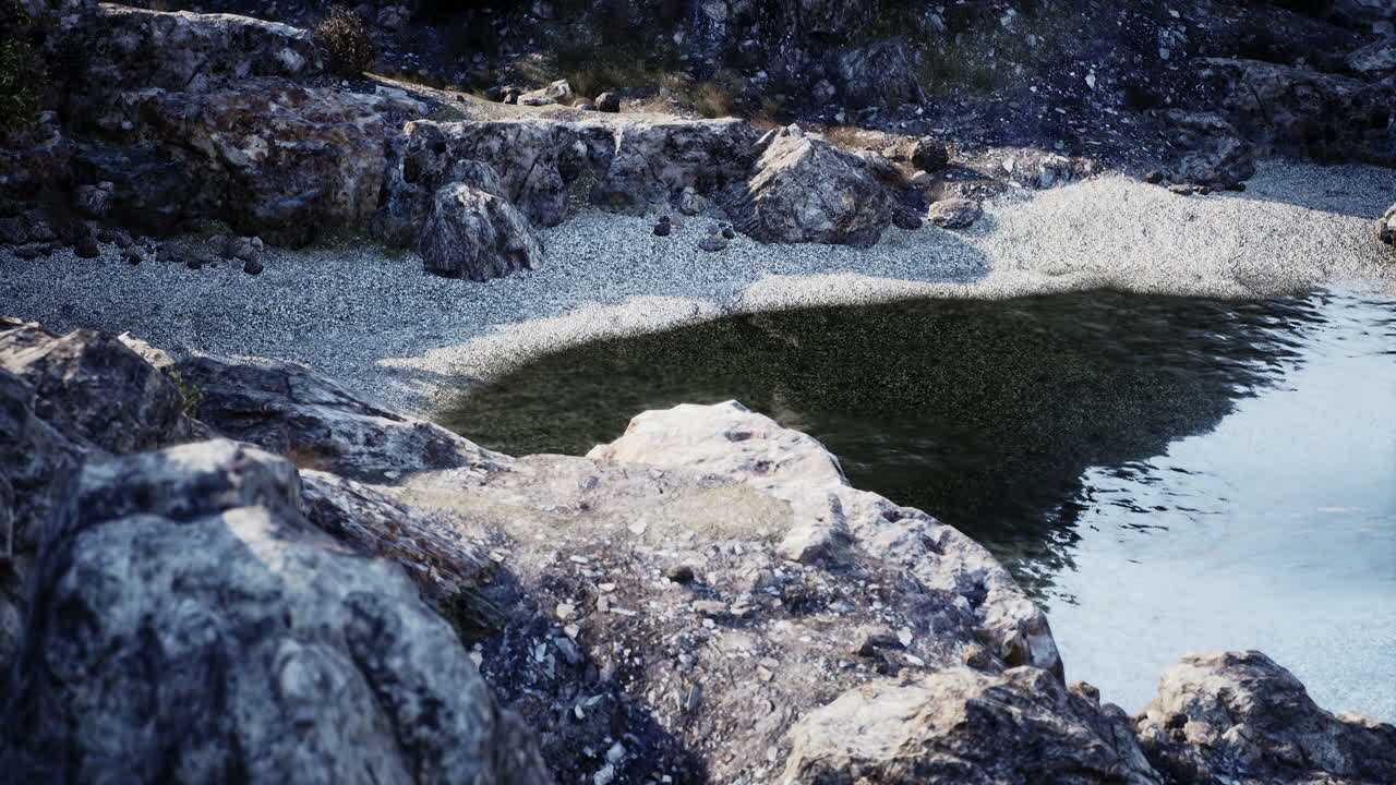 바위가 있는 조용한 해변 만