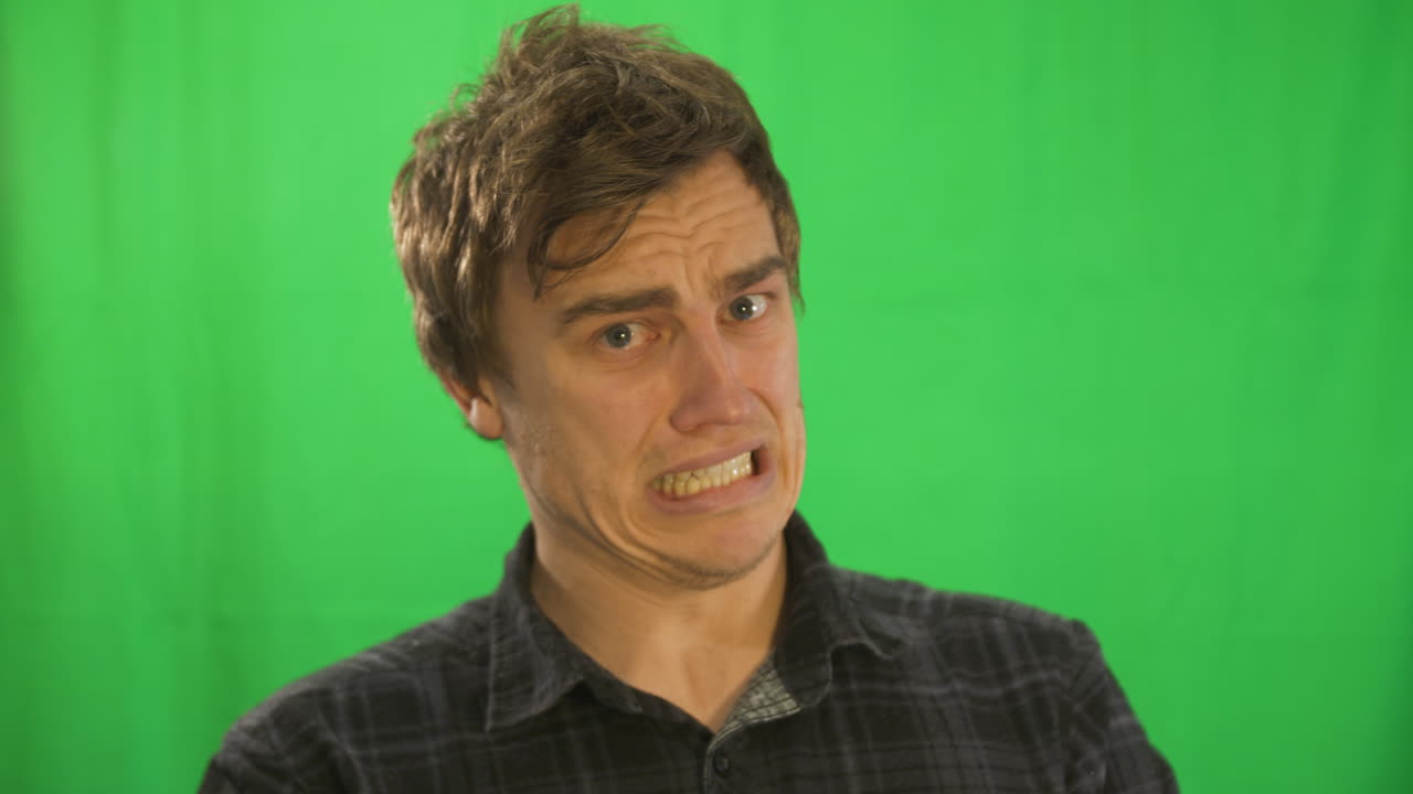 "el talento se convierte" expresiones faciales repugnantes - plano medio - clave de choma - hombre adulto joven