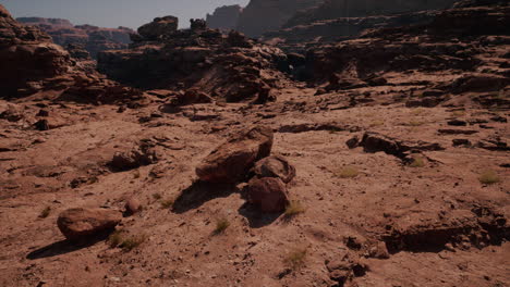 paisaje árido de desierto cañón con rocas rojas