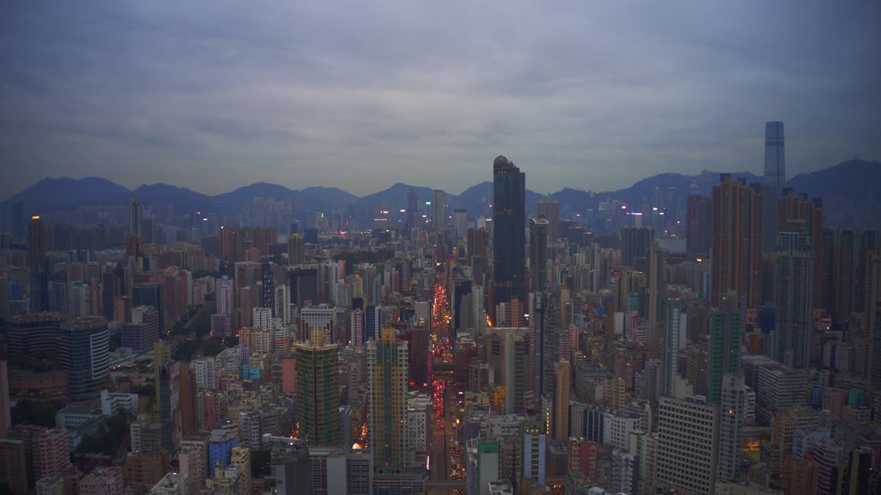 lapso de tiempo de la ciudad de hong kong durante un día nublado sobre la famosa calle nathan
