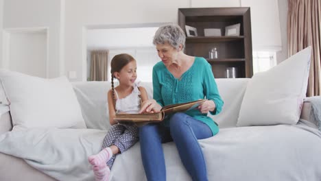 Abuela-Y-Nieta-Pasando-Tiempo-Juntas