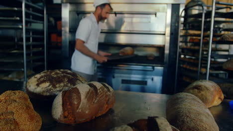 Chef-Masculino-Sacando-Pan-Del-Horno-4k