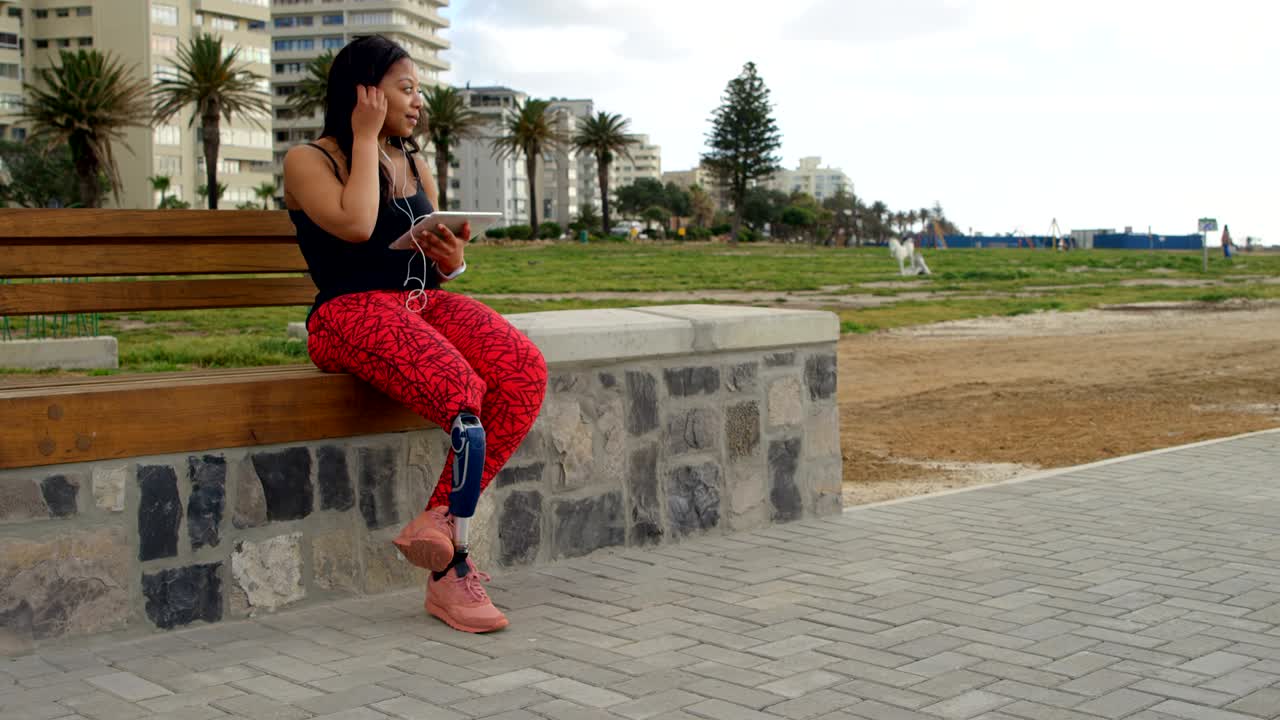 디지털 태블릿 4k에서 음악을 듣는 장애인 여성