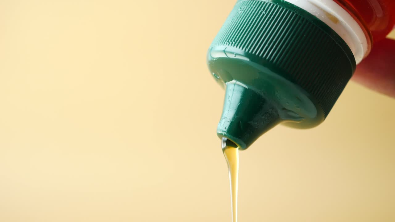 병에서 향신료를 부어 넣는 것