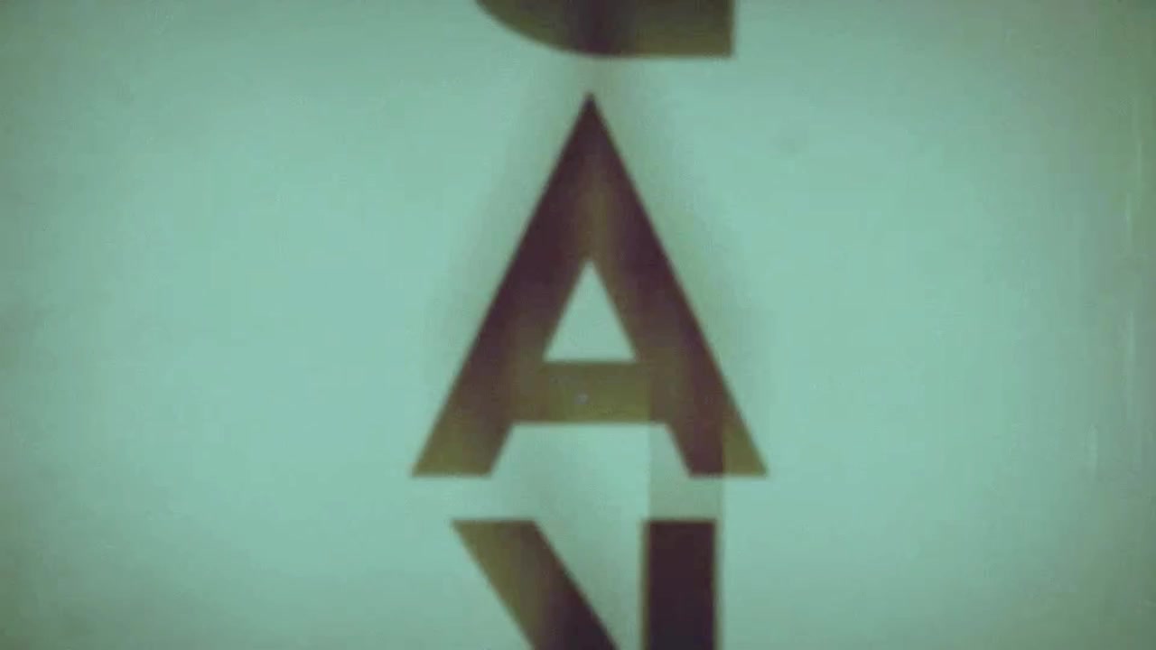 Grafica in movimento astratta con lettere tremolanti e texture a grana di pellicola
