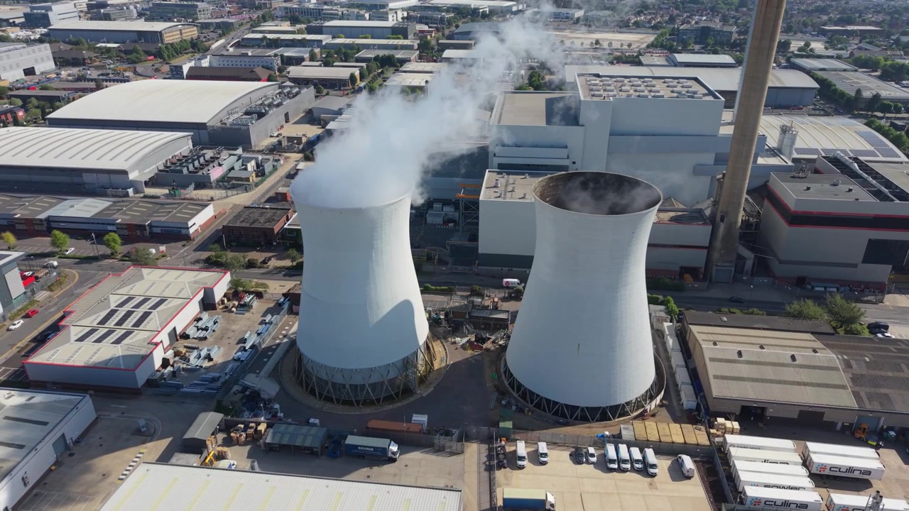 Centrale elettrica industriale a energia da rifiuti con torri di raffreddamento