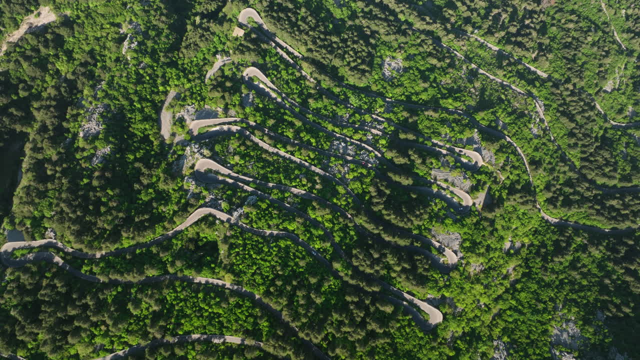 imágenes de drones volando sobre la increíble carretera serpenteante en kotor montenegro