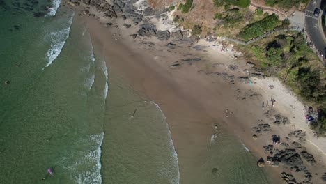 Vista-De-Arriba-Hacia-Abajo-De-La-Playa-De-Wategos-Con-Costa-Rocosa-En-Nueva-Gales-Del-Sur,-Australia---Disparo-De-Drone