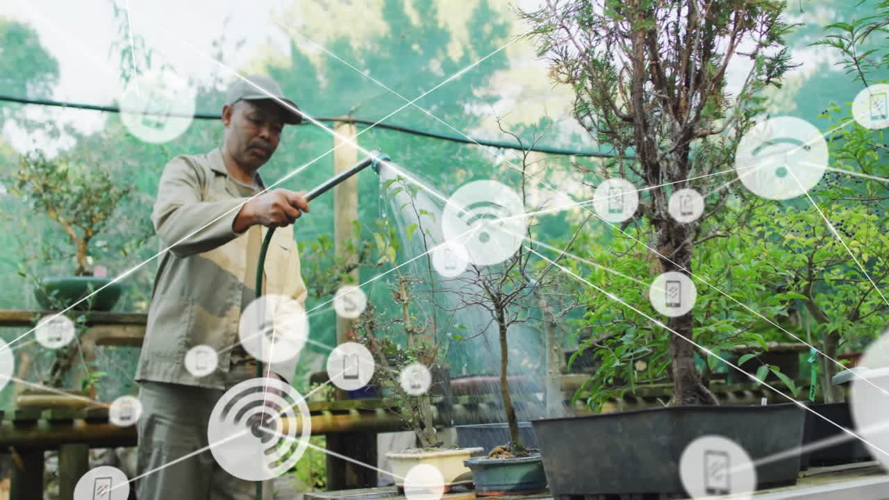 regando plantas en el jardín, hombre rodeado de tecnología inteligente animación de red