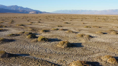 Drohnenflug-über-Weite-Unwegsames-Gelände-Mit-Salzpfannen-Im-Badwater-Basin-Des-Death-Valley-National-Park