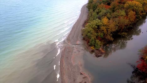 Volando-Sobre-El-Lago-Erie-Y-El-Arroyo-Chautaquq-Durante-El-Otoño