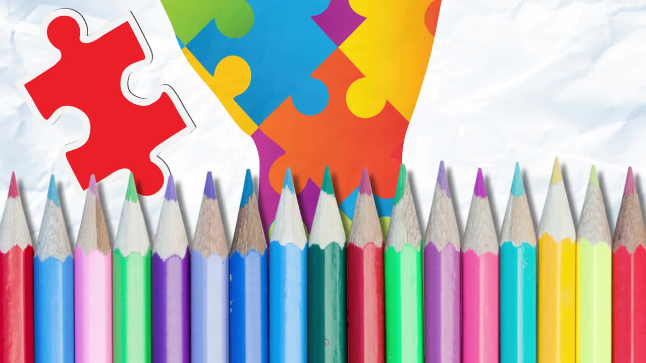 animación de rompecabezas que caen sobre la mano formada con rompecabezas y lápices de color