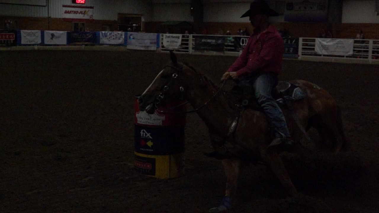 Cheval et cavalier réalisant une course de barils au ralenti