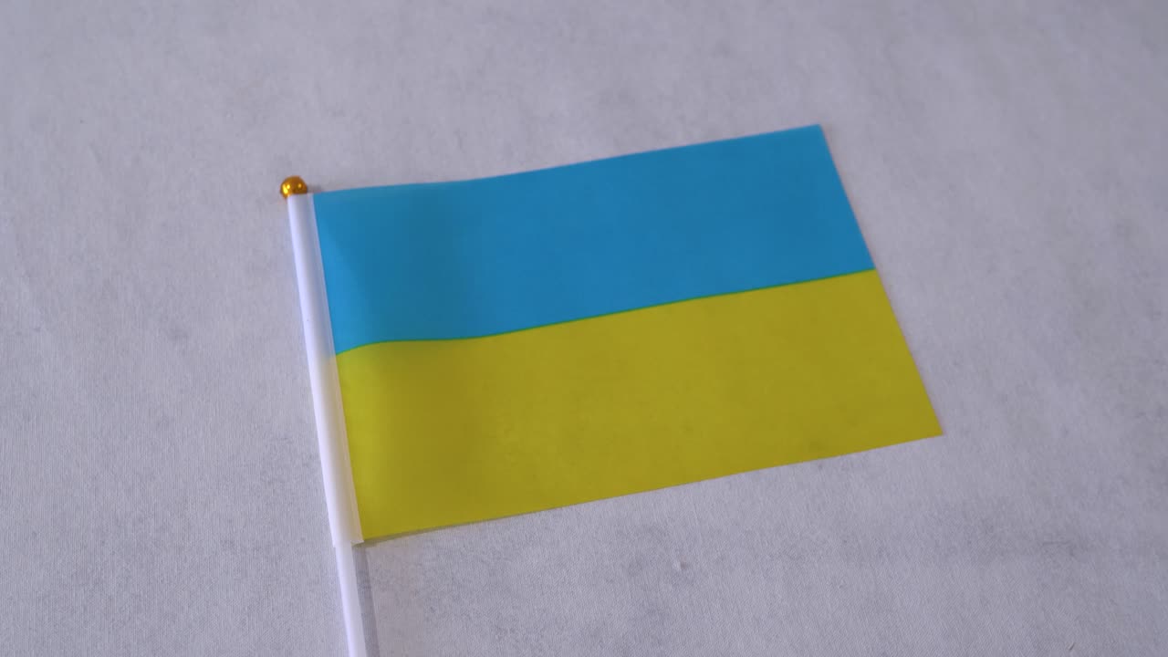 Bandiera dell'Ucraina in primo piano su sfondo bianco. Bandiera nazionale ucraina.