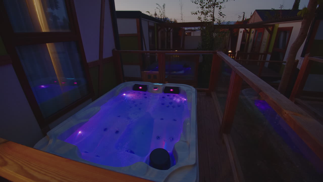 un jacuzzi al aire libre vacío
