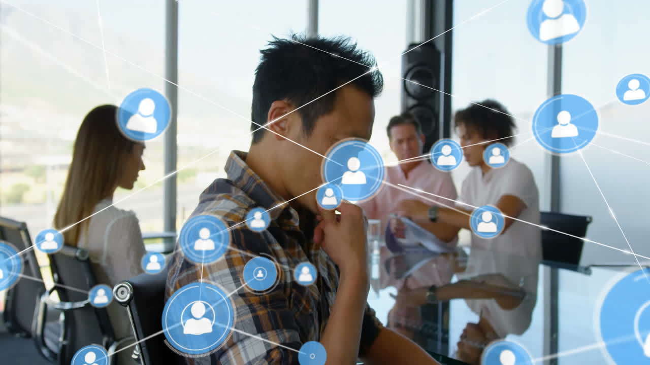 다양한 동료들이 작업에 대해 논의하는 아이콘을 가진 연결 네트워크의 애니메이션