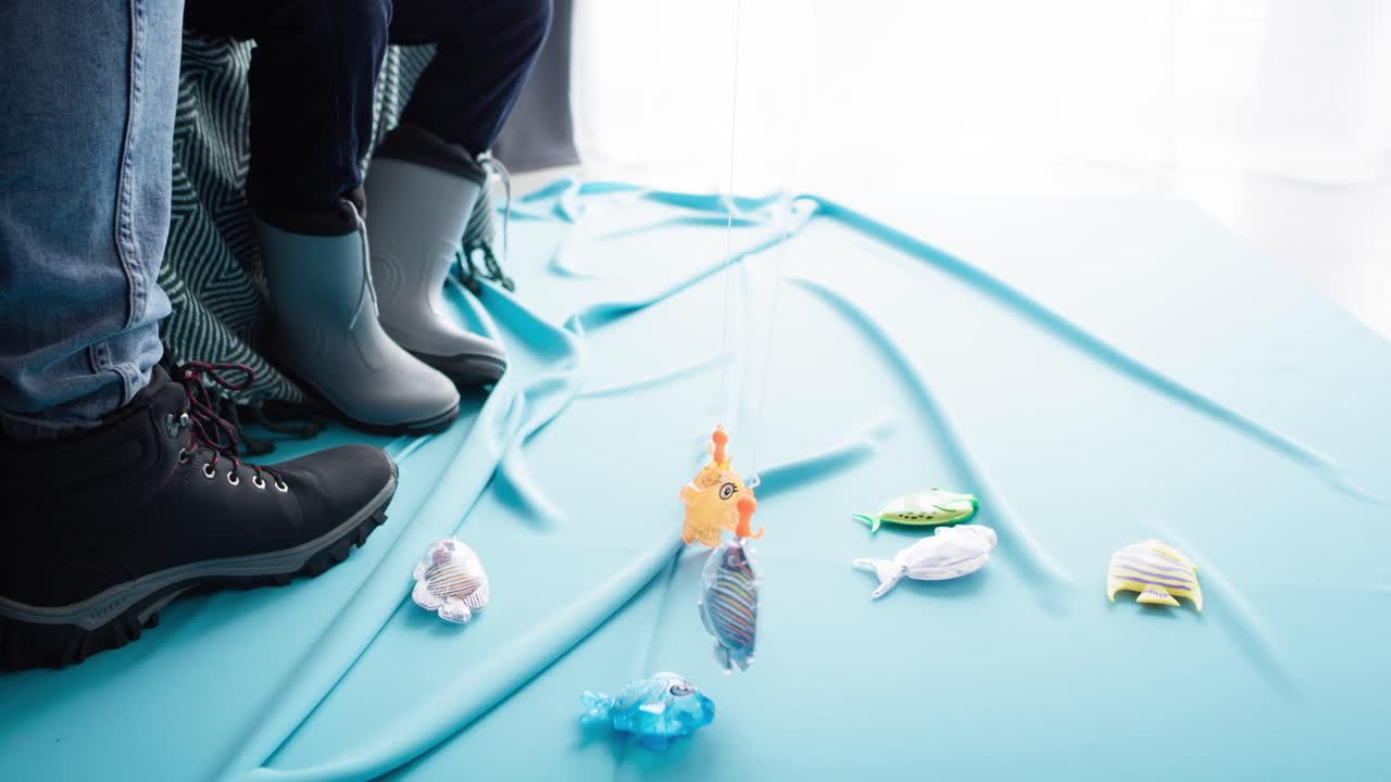 아버지와 아들이 집에서 시를 하는 트래킹 비디오