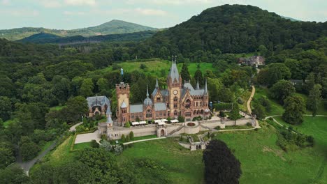 Wie-Aus-Einem-Märchen,-Schloss-Drachenburg-Am-Rheinufer