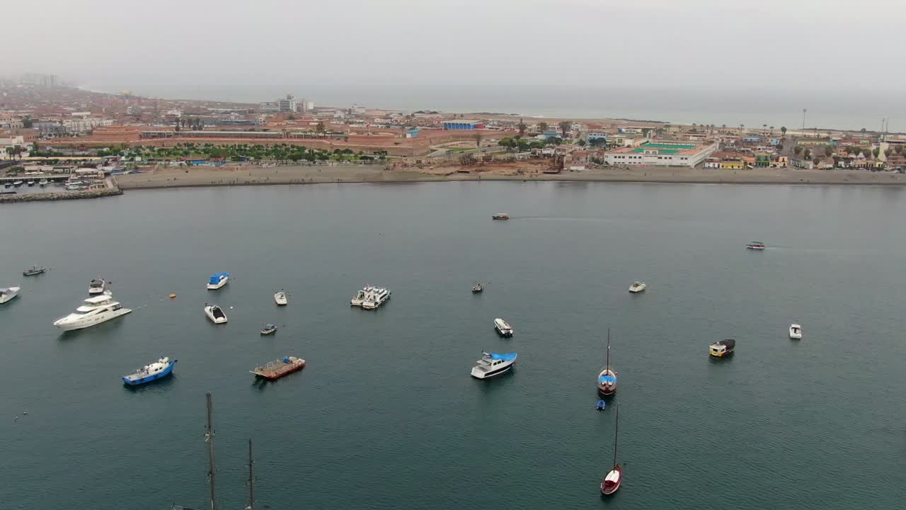 페루에 주차된 보트와 선박이 있는 칼라오 지구 해안선의 드론 샷
