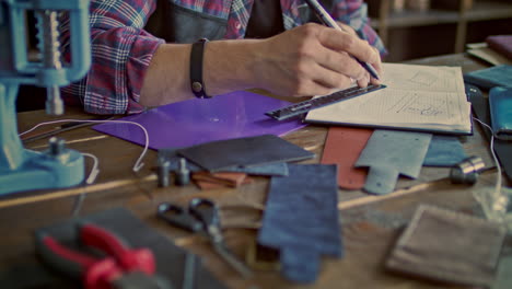 Boceto-De-Dibujo-Del-Fabricante-De-Cuero-De-Un-Nuevo-Producto-En-El-Taller-De-Cuero