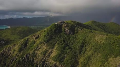 Wanderung-Zum-Wunderschönen-Strand-Von-Hawaii-Mit-Ein-Paar-Pillendosen-Ganz-Oben