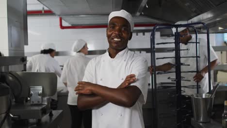 retrato de un chef afroamericano con los brazos cruzados mirando a la cámara