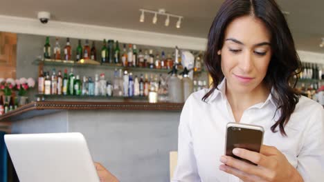 mujer usando un teléfono inteligente
