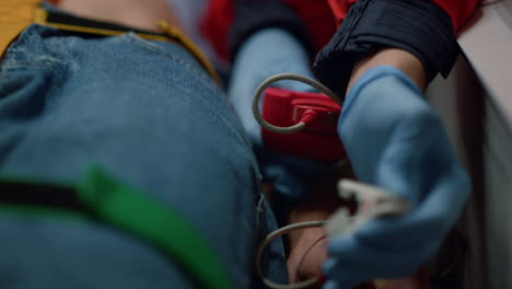 paramédico femenino comprobando el nivel de oxígeno en la sangre del hombre