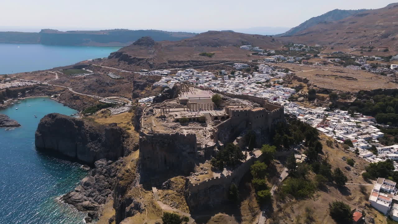 린도스 아크로폴리스 주변의 공중 풍경, 그리스 로데스의 은 여름 날
