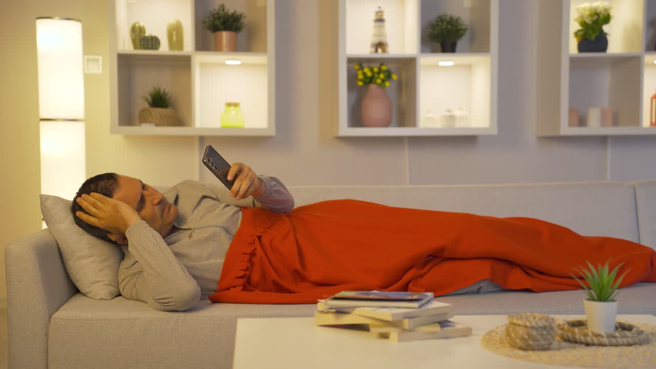 Uomo che guarda il telefono con umore depresso