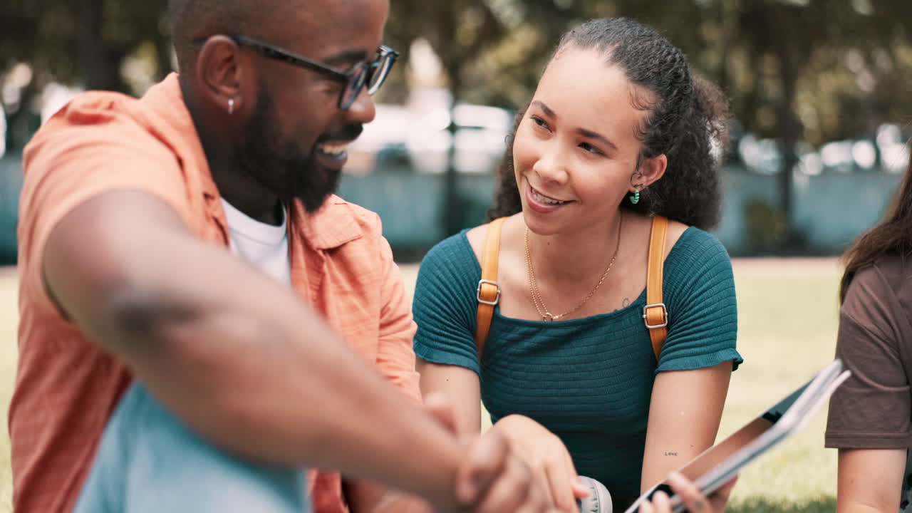 jóvenes conversando al aire libre con una tableta