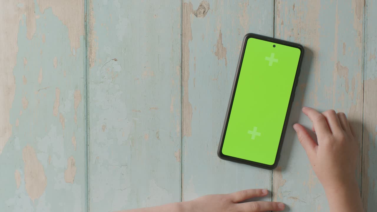 초록색 화면을 기다리는 아이의 오버헤드 스튜디오  ⁇  1 휴대 전화 로드