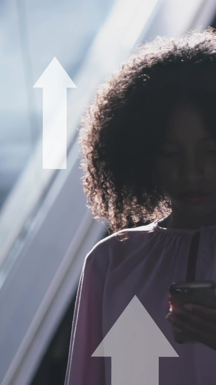 Animazione di elaborazione di dati su donna d'affari afroamericana che usa lo smartphone