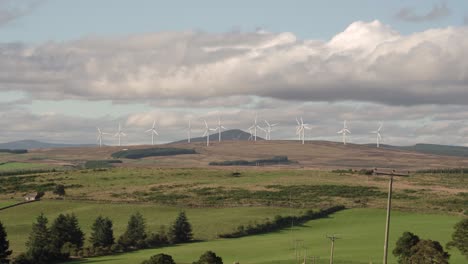 Windkraftanlagen-Auf-Dem-Land-Nutzen-Die-Kraft-Des-Windes