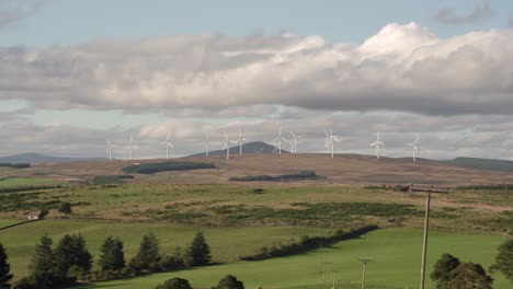 aerogeneradores en el campo aprovechando el poder del viento