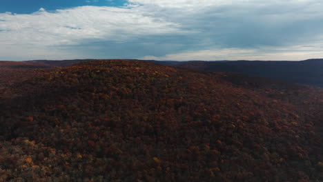 Vista-Panorámica-De-Los-Coloridos-Y-Densos-Bosques-Otoñales-En-Arkansas,-EE.UU.---Toma-Aérea