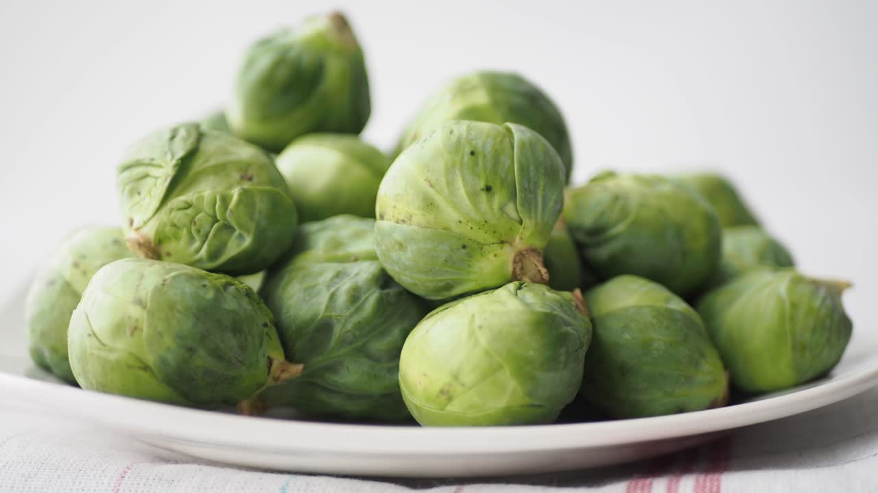 신선한 브셀 이  접시에 쌓여 있습니다.