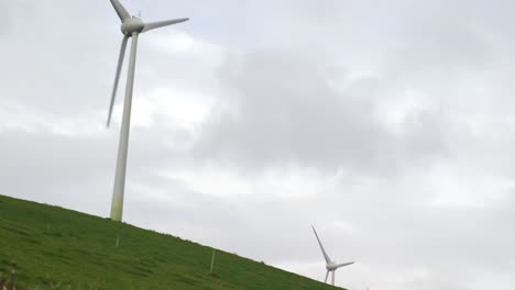 molinos de viento girando sobre campos verdes