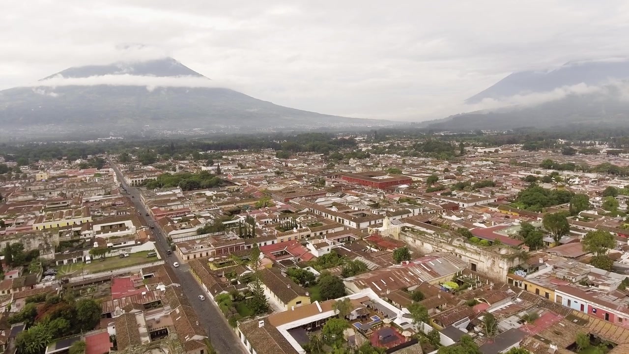 Dronekuva Antigua Guatemalasta, Guatemalasta. Vanha kaupunki, joka oli aikoinaan Guatemalan pääkaupunki. Sijaitsee Keski-Amerikassa.