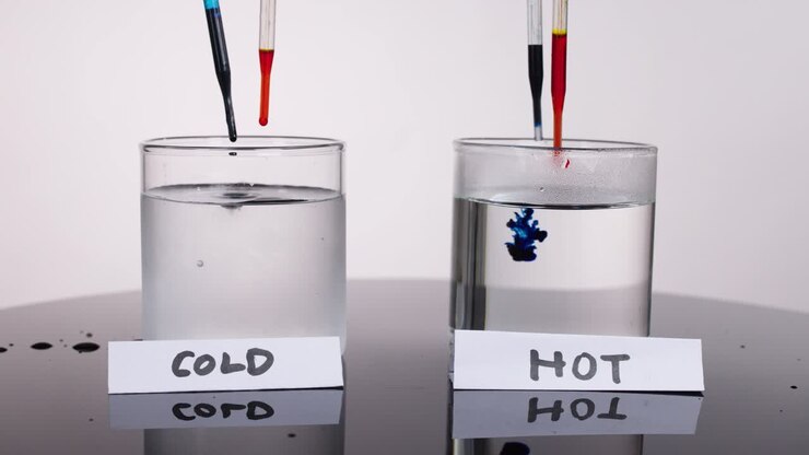 Farvet farvestof spredes hurtigere i varmt vand end i koldt, hvilket viser temperaturens effekt på diffusion.