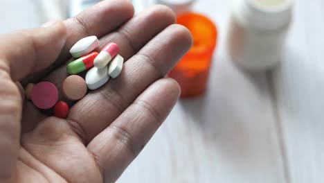 un puñado de pastillas y medicamentos variados