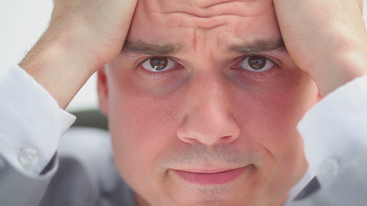 el hombre serio está nervioso.