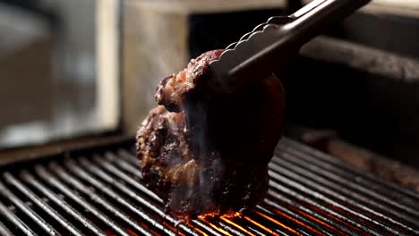 bistec a la parrilla cocinado en una barbacoa
